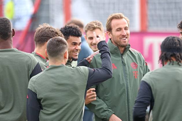 9 Harry Kane, Kollegen, 14 Luis Diaz, 44 Josip Stanisic, und Co., sind gut gelaunt, Portraet, Portrait, Fussball Abschlusstraining UEFA Champions League Spiel - Paris Saint-Germain vs. FC Bayern München 03.11.2025 Trainingsgelände, Säbenerstr. FOTO: Mladen Lackovic LakoPress