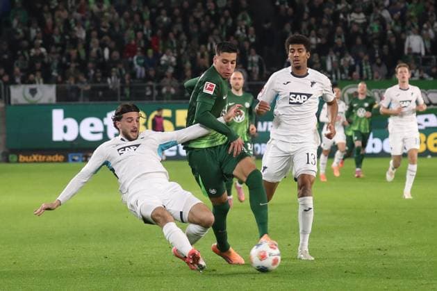 02.11.2025, xgox, Fussball 1. Bundesliga, VfL Wolfsburg - TSG 1899 Hoffenheim emspor, v.l. Leon Avdullahu (Hoffenheim, 7), Adam Daghim (Wolfsburg) Zweikampf, Duell, Kampf, tackle (DFL DFB REGULATIONS PROHIBIT ANY USE OF PHOTOGRAPHS as IMAGE SEQUENCES and or QUASI-VIDEO) Wolfsburg *** 02 11 2025, xgox, Soccer 1 Bundesliga, VfL Wolfsburg TSG 1899 Hoffenheim emspor, v l Leon Avdullahu Hoffenheim, 7 , Adam Daghim Wolfsburg duel, duel, fight, tackle DFL DFB REGULATIONS PROHIBIT ANY USE OF PHOTOGRAPHS as IMAGE SEQUENCES and or QUASI VIDEO Wolfsburg