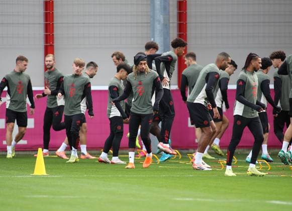 Fussball, Herren, Champions League, Saison 2025 2026, FC Bayern München, Abschlusstraining Sacha Boey (FC Bayern München) beim Aufwärmen, Laufen