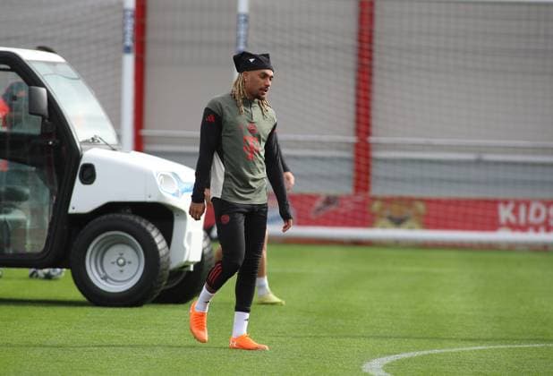 Fussball, Herren, Champions League, Saison 2025 2026, FC Bayern München, Abschlusstraining Sacha Boey (FC Bayern München) geht über den Trainingsplatz