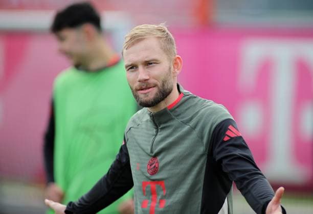 Fussball, Herren, Champions League, Saison 2025 2026, FC Bayern München, Abschlusstraining Konrad Laimer (FC Bayern München) Kopf, Oberkörper, streckt beide Arme von sich