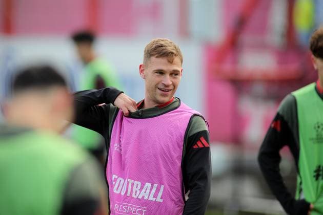 Fussball, Herren, Champions League, Saison 2025 2026, FC Bayern München, Abschlusstraining Joshua Kimmich (FC Bayern München) stehend mit Leibchen, Griff an den Kragen
