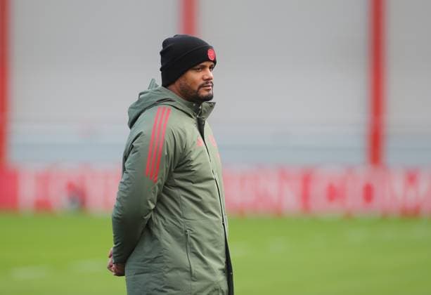 Fussball, Herren, Champions League, Saison 2025 2026, FC Bayern München, Abschlusstraining Vincent Kompany, Trainer (FC Bayern München) beobachtet das Training