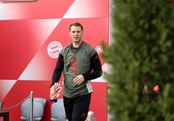 Fussball, Herren, Champions League, Saison 2025 2026, FC Bayern München, Abschlusstraining Manuel Neuer (FC Bayern München) auf dem Weg zum Trainingsplatz, Kopf, Oberkörper
