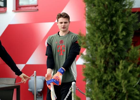 Fussball, Herren, Champions League, Saison 2025 2026, FC Bayern München, Abschlusstraining Jonas Urbig (FC Bayern München) auf dem Weg zum Trainingsplatz, Kopf, Oberkörper