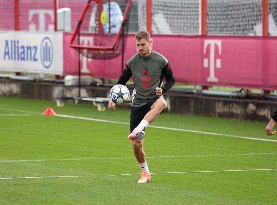 Fussball, Herren, Champions League, Saison 2025 2026, FC Bayern München, Abschlusstraining Josip Stanisic (FC Bayern München) spielt einen Ball