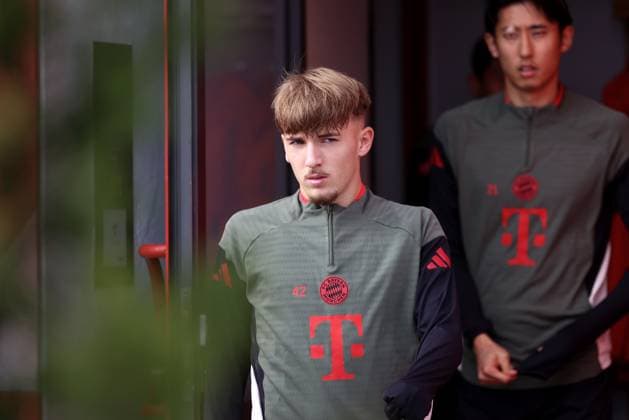 Fussball, Herren, Champions League, Saison 2025 2026, FC Bayern München, Abschlusstraining Lennart Karl (FC Bayern München) auf dem Weg zum Trainingsplatz, Kopf, Oberkörper