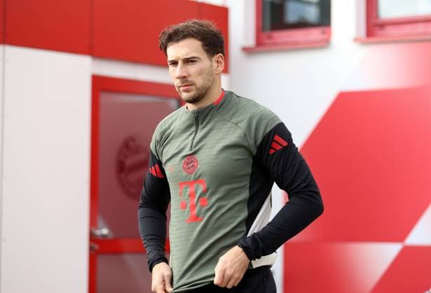Fussball, Herren, Champions League, Saison 2025 2026, FC Bayern München, Abschlusstraining Leon Goretzka (FC Bayern München) auf dem Weg zum Trainingsplatz, Kopf, Oberkörper