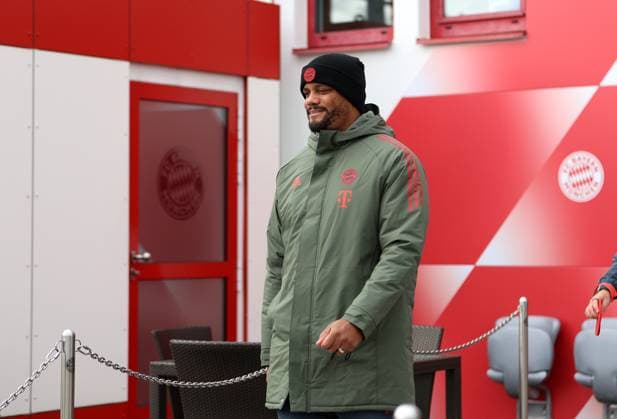 Fussball, Herren, Champions League, Saison 2025 2026, FC Bayern München, Abschlusstraining Vincent Kompany, Trainer (FC Bayern München) auf dem Weg zum Trainingsplatz, Kopf, Oberkörper