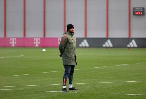 Fussball, Herren, Champions League, Saison 2025 2026, FC Bayern München, Abschlusstraining Vincent Kompany, Trainer (FC Bayern München) alleine stehend auf dem Trainingsplatz