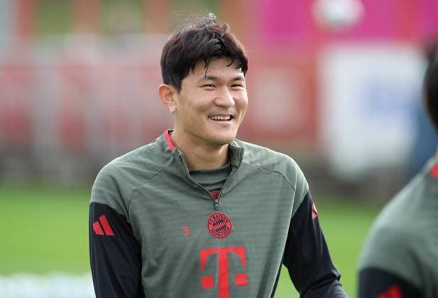 Fussball, Herren, Champions League, Saison 2025 2026, FC Bayern München, Abschlusstraining Min-jae Kim (FC Bayern München) Kopf, Oberkörper, lächlen, lächlend