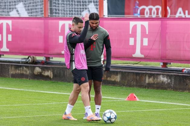 Serge Gnabry (FC Bayern Muenchen, 07) mit Raphael Guerreiro (FC Bayern Muenchen, 22), GER, Abschlusstraining, FC Bayern Muenchen, Fussball, UEFA Champions League, Liga-Phase, 4. Spieltag, Saison 2025 2026, 03.11.2025, GER, Abschlusstraining, FC Bayern Muenchen, Fussball, UEFA Champions League, Liga-Phase, 4. Spieltag, Saison 2025 2026, 03.11.2025 Muenchen Copyright: xEibner-Pressefoto JennixMaulx EP_JML