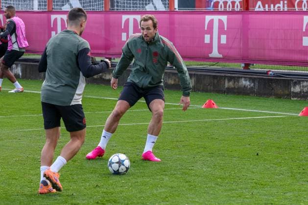 Harry Kane (FC Bayern Muenchen, 09) mit Raphael Guerreiro (FC Bayern Muenchen, 22), GER, Abschlusstraining, FC Bayern Muenchen, Fussball, UEFA Champions League, Liga-Phase, 4. Spieltag, Saison 2025 2026, 03.11.2025, GER, Abschlusstraining, FC Bayern Muenchen, Fussball, UEFA Champions League, Liga-Phase, 4. Spieltag, Saison 2025 2026, 03.11.2025 Muenchen Copyright: xEibner-Pressefoto JennixMaulx EP_JML