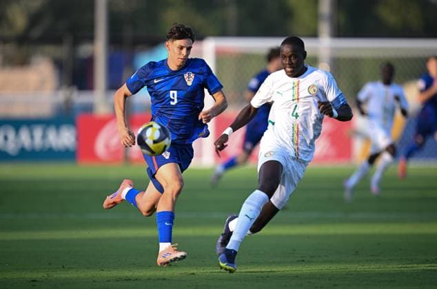 Fussball, Junioren U 17 WM 2025 Vorrunde 03.11.2025 Gruppe C Senegal - Kroatien Tino Kusanovic (li, Kroatien 1. FC Nuernberg) gegen Malick Cisse (re, Senegal)
