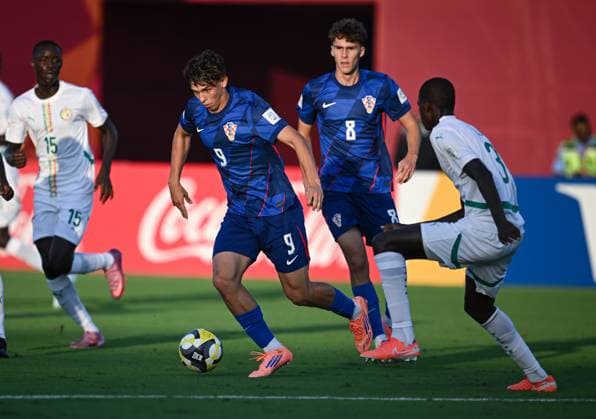 Fussball, Junioren U 17 WM 2025 Vorrunde 03.11.2025 Gruppe C Senegal - Kroatien Tino Kusanovic (li, Kroatien 1. FC Nuernberg) Kroatien 1. FC Nuernberg) gegen Talla Ndiaye (re, Senegal)
