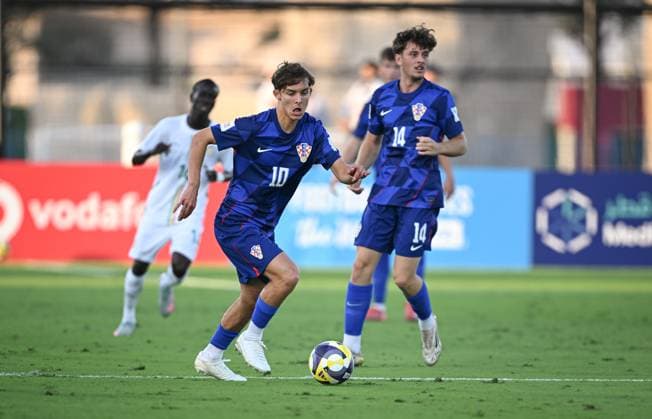Fussball, Junioren U 17 WM 2025 Vorrunde 03.11.2025 Gruppe C Senegal - Kroatien Niko Horvat (li, Kroatien Borussia Moenchengladbach) und Duje Sliskovic (re hinten, Kroatien)