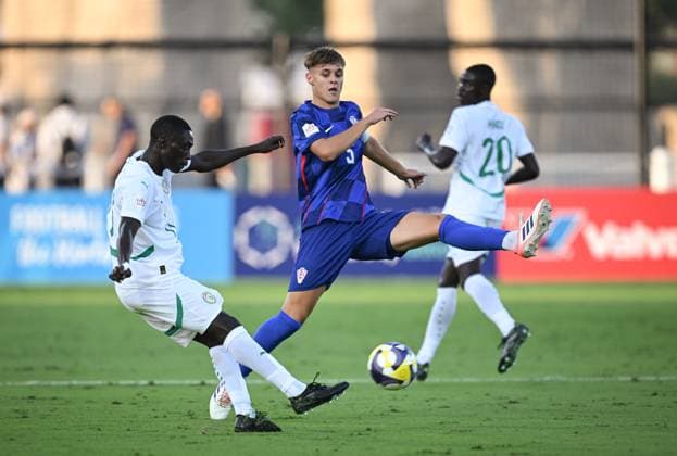 Fussball, Junioren U 17 WM 2025 Vorrunde 03.11.2025 Gruppe C Senegal - Kroatien Karlo Pajsar (re, Kroatien) gegen Victor Mendy (re, Senegal)