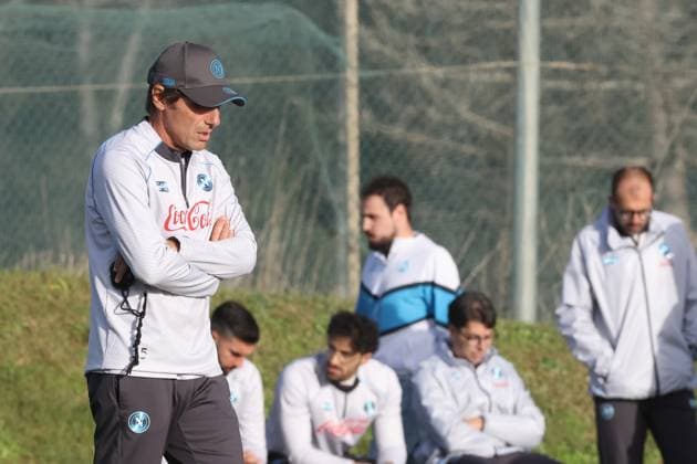 SSC Napoli Training Session And press conference, PK, Pressekonferenz - UEFA Champions League 2025 26 League Phase MD2 Antonio Conte coaches Napoli during a training session ahead of the UEFA Champions League 2025 26 at Napoli training center in Castel Volturno, Italy, on November 3, 2025. Castel Volturno Italy  Copyright: xCiroxDexLucax originalFilename:deluca-sscnapol251103_npkms.jpg