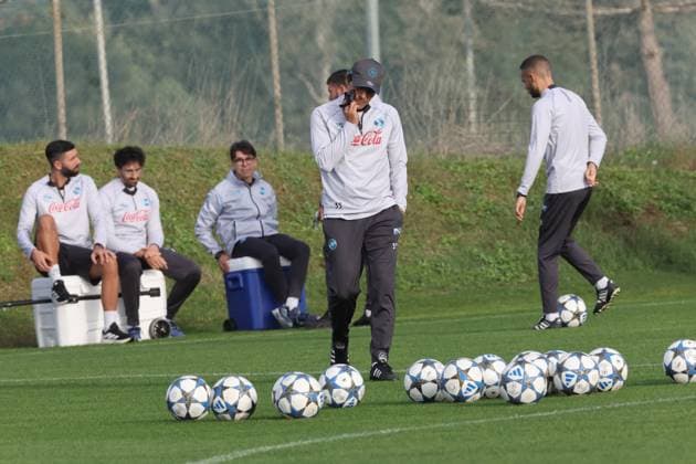 SSC Napoli Training Session And press conference, PK, Pressekonferenz - UEFA Champions League 2025 26 League Phase MD2 Antonio Conte coaches Napoli during a training session ahead of the UEFA Champions League 2025 26 at Napoli training center in Castel Volturno, Italy, on November 3, 2025. Castel Volturno Italy  Copyright: xCiroxDexLucax originalFilename:deluca-sscnapol251103_npRPg.jpg