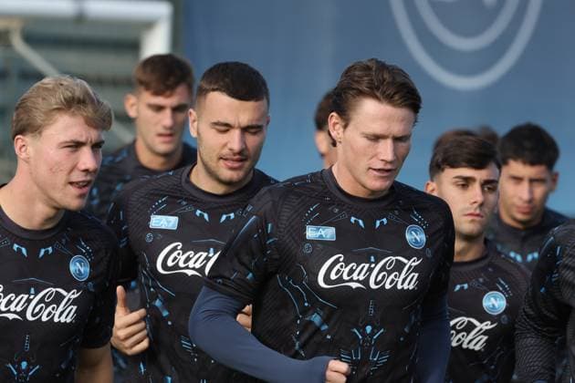 SSC Napoli Training Session And press conference, PK, Pressekonferenz - UEFA Champions League 2025 26 League Phase MD2 Scott McTonimay of Napoli participates in a training session ahead of the UEFA Champions League 2025 26 at Napoli training center in Castel Volturno, Italy, on November 3, 2025. Castel Volturno Italy  Copyright: xCiroxDexLucax originalFilename:deluca-sscnapol251103_npw3A.jpg