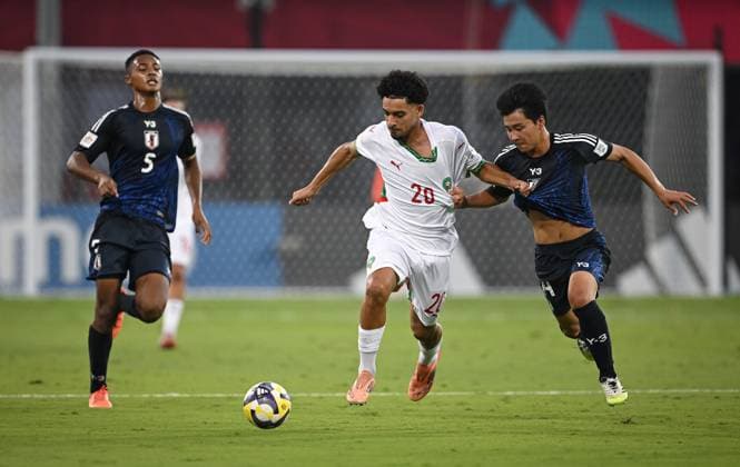 Fussball, Junioren U 17 WM 2025 Vorrunde 03.11.2025 Gruppe B Japan - Marokko Ismail El Aoud (Mitte, Marokko) gegen Daizen Kawamoto (re, Japan) und Anthony Udembe Motosuna (li, Japan)