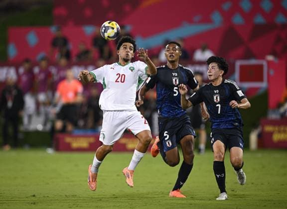 Fussball, Junioren U 17 WM 2025 Vorrunde 03.11.2025 Gruppe B Japan - Marokko Ismail El Aoud (Mitte, Marokko) gegen Anthony Udembe Motosuna (Mitte, Japan) und Kaiji Chonan (re, Japan)