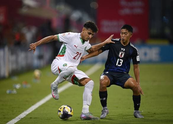 Fussball, Junioren U 17 WM 2025 Vorrunde 03.11.2025 Gruppe B Japan - Marokko Abdelali Eddaoudi (li, Marokko) gegen Daigo Hirashima (li, Japan)