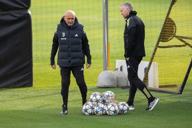 Juventus™ head coach Luciano Spalletti during the Juventus training session before the UCL Match Juventus vs Sporting at Continassa Juventus Training Center in Turin, north west Italy - Monday, November 3, 2025. - Soccer .  Copyright: xAlbertoxGandolfo LaPressex