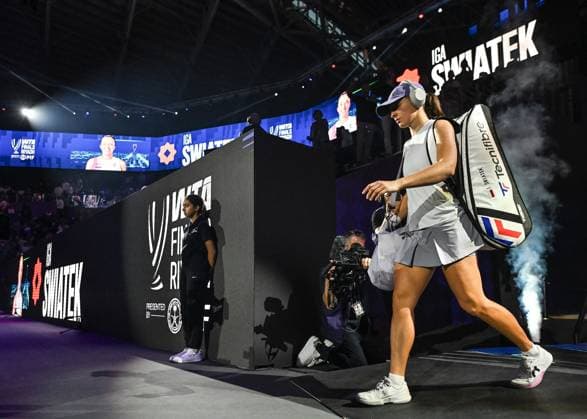 WTA, Tennis Damen Finals 2025 in Riyadh - Day Three RIYADH, SAUDI ARABIA - NOVEMBER 3: Iga Swiatek of Poland arrives ahead of her second group-stage match against Elena Rybakina of Kazakhstan on Day 3 of the 2025 WTA Finals, part of the Hologic WTA Tour, at King Saud University Indoor Arena in Riyadh, Saudi Arabia, on November 3, 2025. Artur Widak Anadolu Riyadh Saudi Arabia. Editorial use only. Please get in touch for any other usage.  Copyright: x2025xAnadoluxArturxWidakx