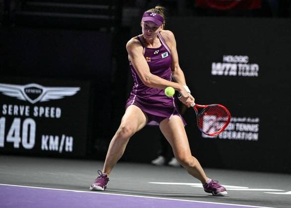 WTA, Tennis Damen Finals 2025 in Riyadh - Day Three RIYADH, SAUDI ARABIA - NOVEMBER 3: Elena Rybakina of Kazakhstanplays against Iga Swiatek of Poland during their second group-stage match on Day 3 of the 2025 WTA Finals, part of the Hologic WTA Tour, at King Saud University Indoor Arena in Riyadh, Saudi Arabia, on November 3, 2025. Artur Widak Anadolu Riyadh Saudi Arabia. Editorial use only. Please get in touch for any other usage.  Copyright: x2025xAnadoluxArturxWidakx