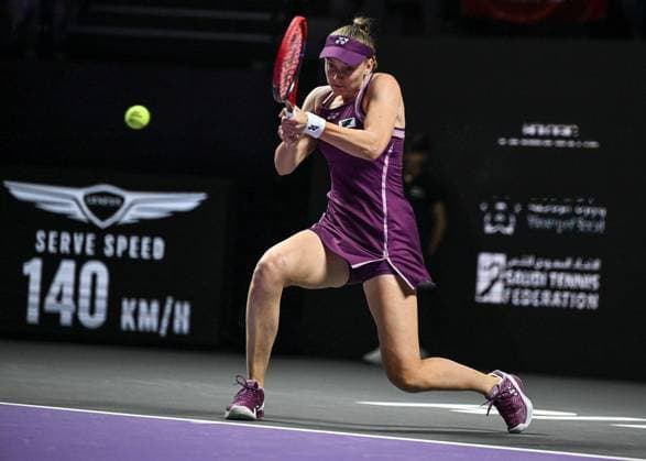 WTA, Tennis Damen Finals 2025 in Riyadh - Day Three RIYADH, SAUDI ARABIA - NOVEMBER 3: Elena Rybakina of Kazakhstanplays against Iga Swiatek of Poland during their second group-stage match on Day 3 of the 2025 WTA Finals, part of the Hologic WTA Tour, at King Saud University Indoor Arena in Riyadh, Saudi Arabia, on November 3, 2025. Artur Widak Anadolu Riyadh Saudi Arabia. Editorial use only. Please get in touch for any other usage.  Copyright: x2025xAnadoluxArturxWidakx