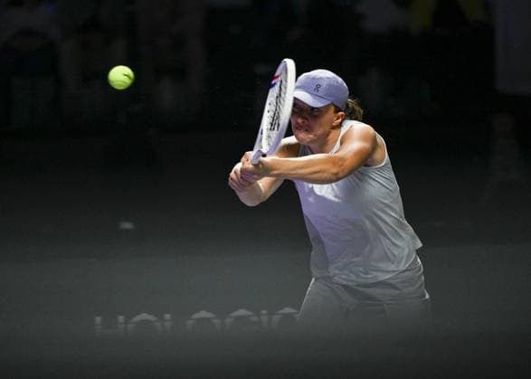 WTA, Tennis Damen Finals 2025 in Riyadh - Day Three RIYADH, SAUDI ARABIA - NOVEMBER 3: Iga Swiatek of Poland plays against Elena Rybakina of Kazakhstan during their second group-stage match on Day 3 of the 2025 WTA Finals, part of the Hologic WTA Tour, at King Saud University Indoor Arena in Riyadh, Saudi Arabia, on November 3, 2025. Artur Widak Anadolu Riyadh Saudi Arabia. Editorial use only. Please get in touch for any other usage.  Copyright: x2025xAnadoluxArturxWidakx