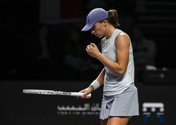WTA, Tennis Damen Finals 2025 in Riyadh - Day Three RIYADH, SAUDI ARABIA - NOVEMBER 3: Iga Swiatek of Poland plays against Elena Rybakina of Kazakhstan during their second group-stage match on Day 3 of the 2025 WTA Finals, part of the Hologic WTA Tour, at King Saud University Indoor Arena in Riyadh, Saudi Arabia, on November 3, 2025. Artur Widak Anadolu Riyadh Saudi Arabia. Editorial use only. Please get in touch for any other usage.  Copyright: x2025xAnadoluxArturxWidakx