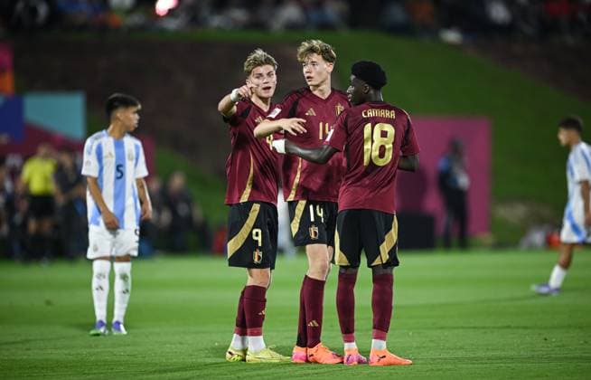 Fussball, Junioren U 17 WM 2025 Vorrunde 03.11.2025 Gruppe D Argentinien - Belgien Stan Naert , Daan Braspenning und Ali Camara (v.li, Belgien) nachdenklich