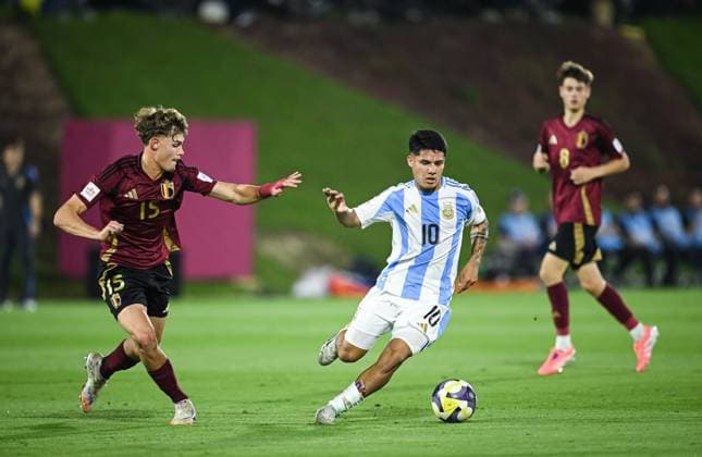 Fussball, Junioren U 17 WM 2025 Vorrunde 03.11.2025 Gruppe D Argentinien - Belgien Uriel Ojeda (re, Argentinien) am Ball gegen Wout Gielen (li, Belgien)