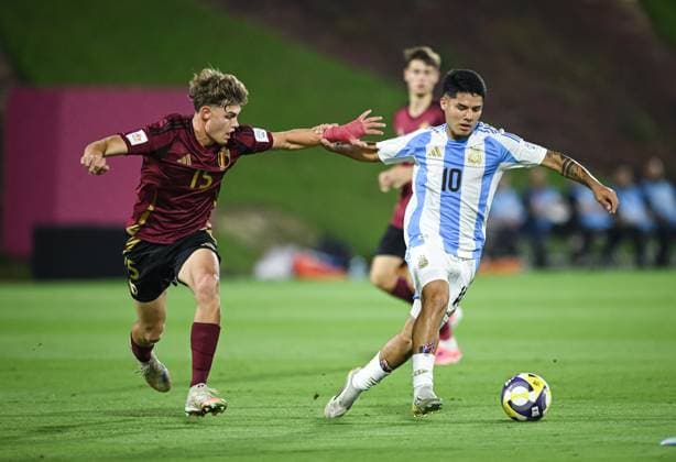 Fussball, Junioren U 17 WM 2025 Vorrunde 03.11.2025 Gruppe D Argentinien - Belgien Uriel Ojeda (re, Argentinien) am Ball gegen Wout Gielen (li, Belgien)
