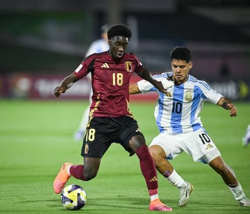 Fussball, Junioren U 17 WM 2025 Vorrunde 03.11.2025 Gruppe D Argentinien - Belgien Uriel Ojeda (re, Argentinien) gegen Ali Camara (li, Belgien)