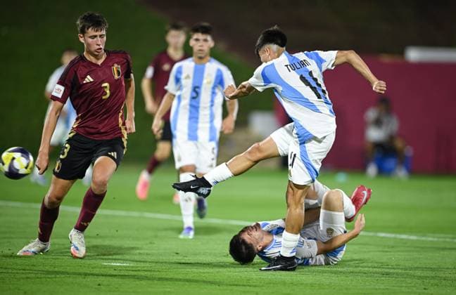 Fussball, Junioren U 17 WM 2025 Vorrunde 03.11.2025 Gruppe D Argentinien - Belgien Ramiro Tulian (re, Argentinien) erzielt hier das Tor zum 1-0 gegen Brent Jonkers (li, Belgien), Thomas De Martis (re Boden, Argentinien)