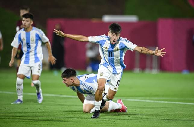 Fussball, Junioren U 17 WM 2025 Vorrunde 03.11.2025 Gruppe D Argentinien - Belgien JUBEL Argentinien; Torschuetze zum 1-0 Ramiro Tulian (re), Thomas De Martis (hinten Boden)