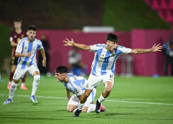 Fussball, Junioren U 17 WM 2025 Vorrunde 03.11.2025 Gruppe D Argentinien - Belgien JUBEL Argentinien; Torschuetze zum 1-0 Ramiro Tulian (re), Thomas De Martis (hinten Boden)