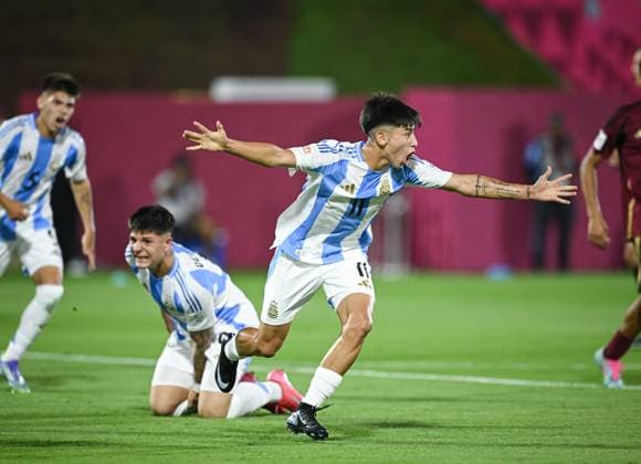 Fussball, Junioren U 17 WM 2025 Vorrunde 03.11.2025 Gruppe D Argentinien - Belgien JUBEL Argentinien; Torschuetze zum 1-0 Ramiro Tulian (re), Thomas De Martis (hinten Boden)