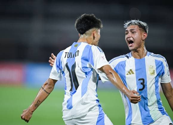 Fussball, Junioren U 17 WM 2025 Vorrunde 03.11.2025 Gruppe D Argentinien - Belgien JUBEL Argentinien; Torschuetze zum 1-0 Ramiro Tulian (li) und Simon Escobar