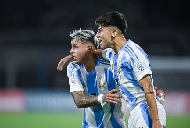 Fussball, Junioren U 17 WM 2025 Vorrunde 03.11.2025 Gruppe D Argentinien - Belgien JUBEL Argentinien; Torschuetze zum 1-0 Ramiro Tulian (re) und Simon Escobar