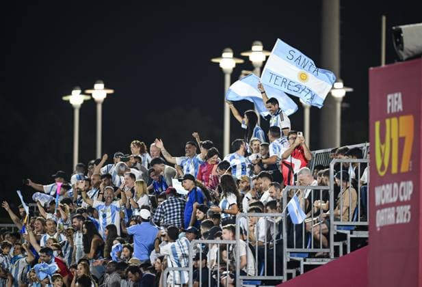 Fussball, Junioren U 17 WM 2025 Vorrunde 03.11.2025 Gruppe D Argentinien - Belgien JUBEL Argentinien; Fans feiern das Tor zum 1-90