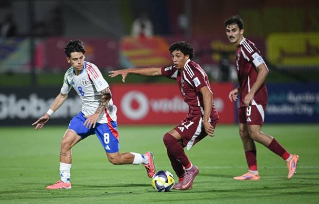 Fussball, Junioren U 17 WM 2025 Vorrunde 03.11.2025 Gruppe A Katar - Italien Alessio Baralla (re, Italien) gegen Alqadi Tameem (Mitte, Katar) und Ktit Zaid (re, Katar)