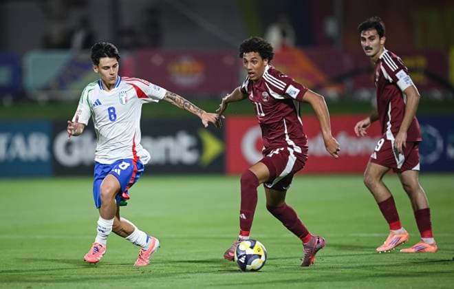 Fussball, Junioren U 17 WM 2025 Vorrunde 03.11.2025 Gruppe A Katar - Italien Alessio Baralla (re, Italien) gegen Alqadi Tameem (Mitte, Katar) und Ktit Zaid (re, Katar)
