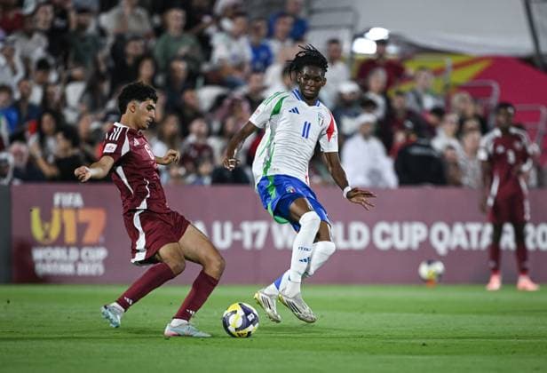 Fussball, Junioren U 17 WM 2025 Vorrunde 03.11.2025 Gruppe A Katar - Italien Destiny Elimoghale (re, Italien Borussia Dortmund) gegen Friakh Adam (li, Katar)