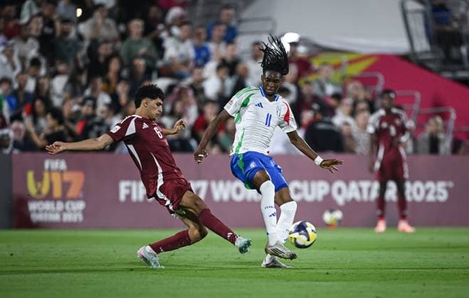 Fussball, Junioren U 17 WM 2025 Vorrunde 03.11.2025 Gruppe A Katar - Italien Destiny Elimoghale (re, Italien Borussia Dortmund) gegen Friakh Adam (li, Katar)