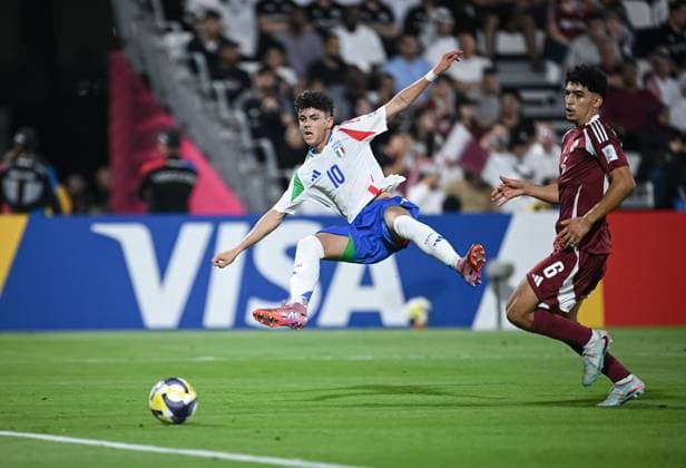 Fussball, Junioren U 17 WM 2025 Vorrunde 03.11.2025 Gruppe A Katar - Italien Samuele Inacio (re, Italien Borussia Dortmund) erzielt hier das Tor zum 0-1 gegen Friakh Adam (re, Katar)