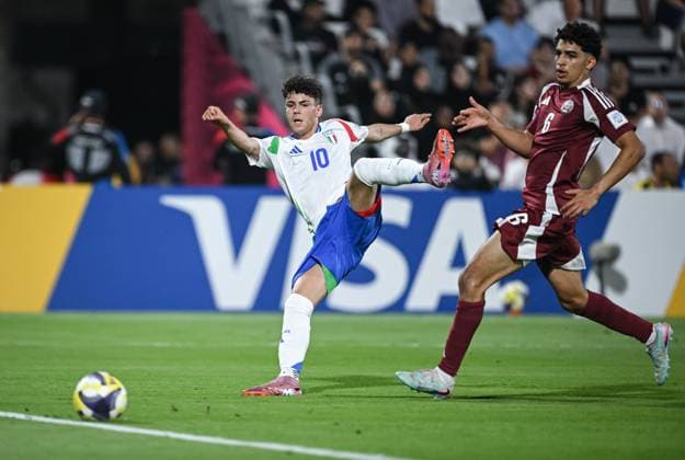 Fussball, Junioren U 17 WM 2025 Vorrunde 03.11.2025 Gruppe A Katar - Italien Samuele Inacio (re, Italien Borussia Dortmund) erzielt hier das Tor zum 0-1 gegen Friakh Adam (re, Katar)